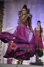 Model walks the ramp for Manish Malhotra at Aamby Valley India Bridal Week day 5 on 2nd Nov 2010 (43).JPG